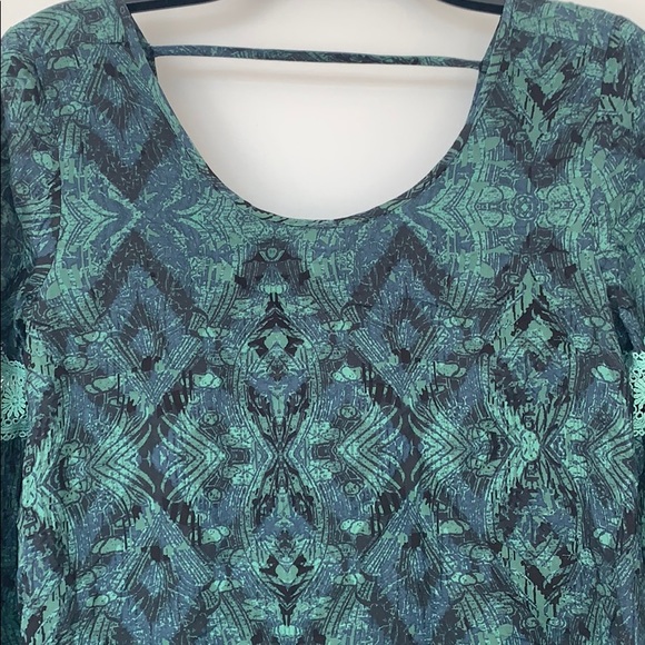 SUN & SHADOW Print Bell Sleeve Shift Dress - Picture 5 of 11